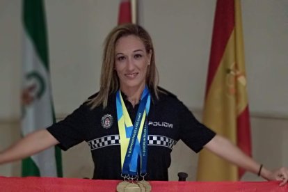 Portando la bandera de España.