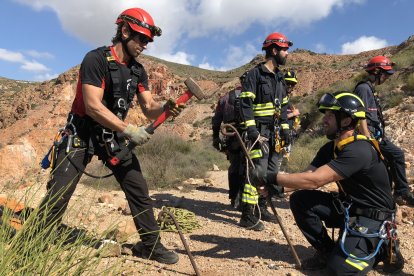 Bomberos aseguran un anclaje