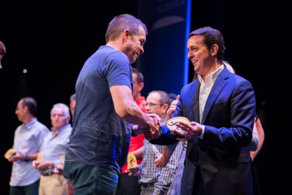 Reconociendo el buen trabajo.