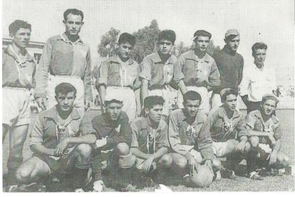De futbolista en la fila de arroba segundo por la izquierda.