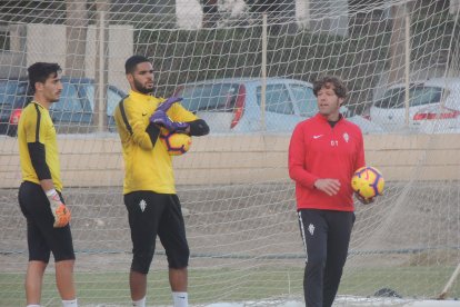 Los porteros con el preparador.