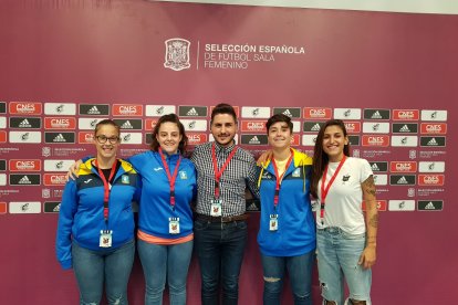 Sergio Vicente con algunas voluntarias.