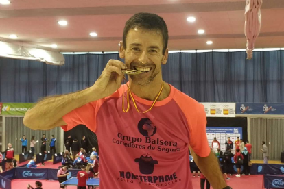 Mordiendo la medalla.