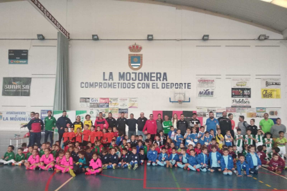 Los participantes en el centro de la pista.