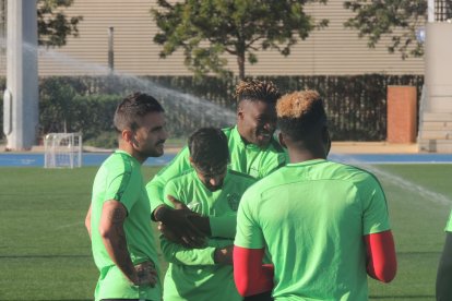 Sekou bromea con Chema.