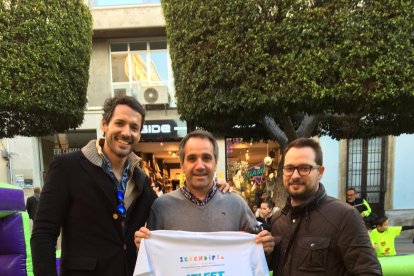 Juanjo Segura, con los gerentes de Pharma Skin y Serendipia, patrocinadores.