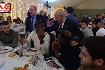 El consejero Luis Guillén saludando a los futbolistas.