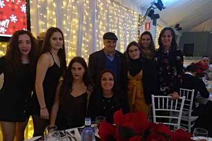 Las chicas del Almería con el presidente.