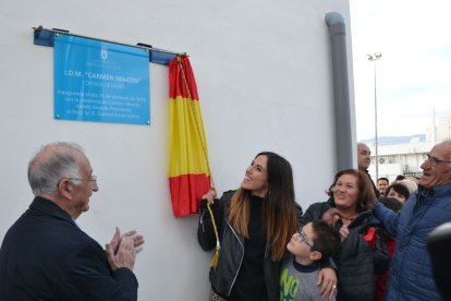 Descubriendo la placa ante los vecinos.