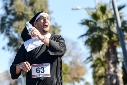 Un atleta disfrazad de cura.