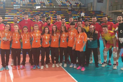 Las jugadoras cadetes con la Selección Española.