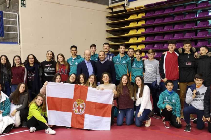 Los equipos de Cajamar Mintonette con el presidente.
