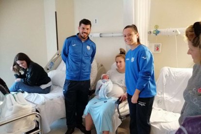 Chicos y chicas con sus regalos.