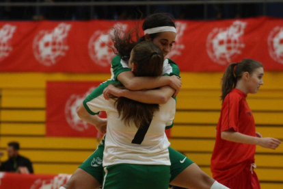 Dos almerienses celebrando un gol con la Andaluza.