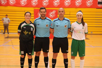 Los árbitros con las capitanas.