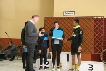 Homenaje a la viuda de Antonio Alarcón.