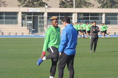 Yan Eteki hablando con el doctor Pineda.