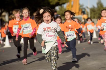 Caras de felicidad corriendo.