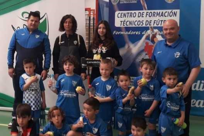 El Vícar con sus pequeños futbolistas.