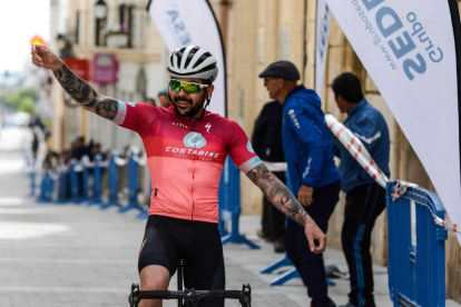 El ganador entrando a meta.