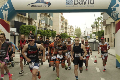 Los corredores tomando la salida.