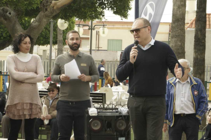 El alcalde de Cuevas hablando a los participantes.