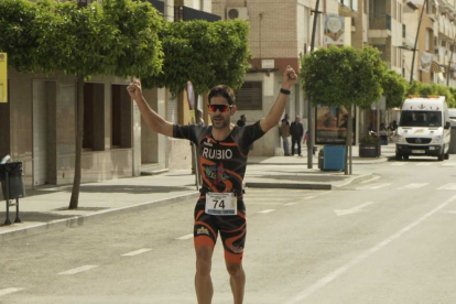 El ganador cruza en solitario la línea de meta.