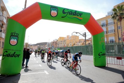Pelotón pasando por el núcleo urbano de Gádor.