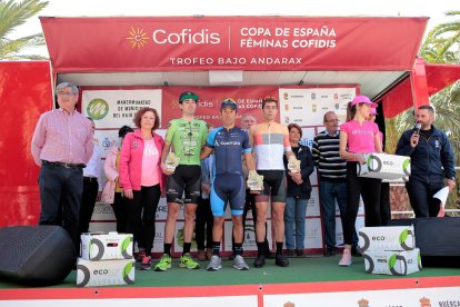 Podio con los ganadores de categoría élite.