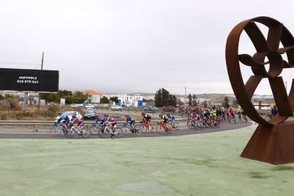 El pelotón, a su paso por Huércal de Almería.