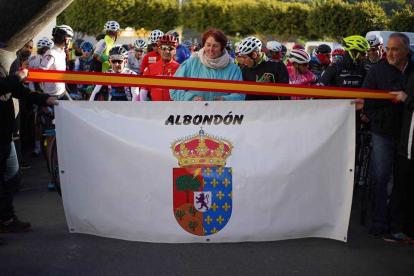 la alcaldesa de Albondón cortando la cinta.