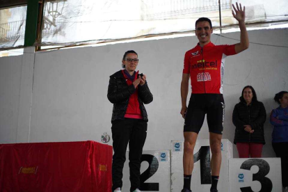 El ganador saludando a los aficionados desde el podio.