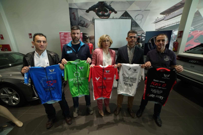 Los patrocinadores con sus camisetas.