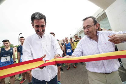 Juan Ibáñez y Amador Andrés cortando la cinta.