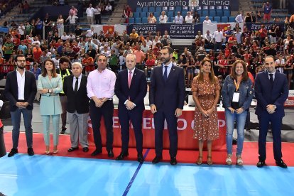 Los galardonados en el centro de la pista.