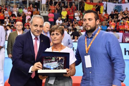 Paloma Ramos con la placa de Antonio Rivera.