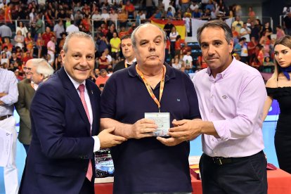 Nilo Peral con el presidente de la Española y Juanjo Segura.