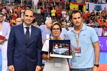Mari Ángeles Martínez con la placa para Rafa Montes.