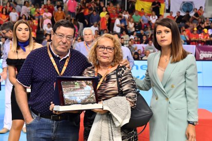 Recordando a Francisco Álvarez su hermano y su viuda.