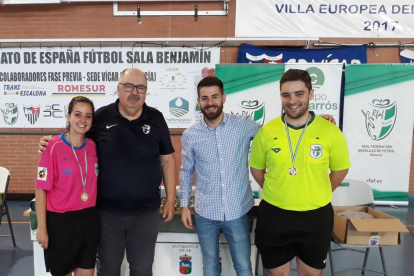 Juan Mateo premiando a los colegiados.