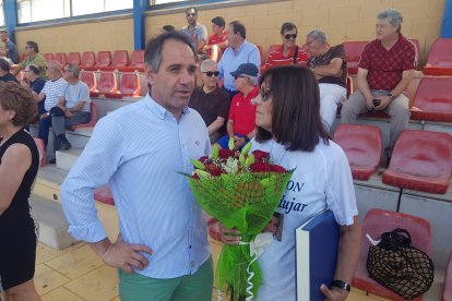 Juanjo Segura con Mari carmen, viuda de Andújar.