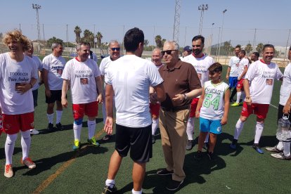 Guillermo Blanes saludando a sus futbolistas.