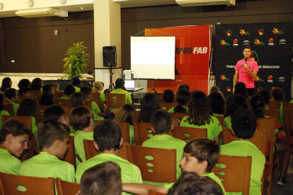 Clases de baloncesto antes de saltar a la pista.