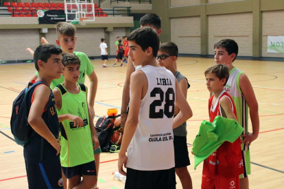 Atendiendo las clases con los entrenadores.