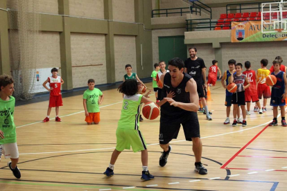 El invitado se lo pasó mejor que los niños.