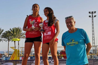 las campeonas en el podio de los JDM.