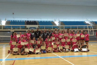 Los alumnos con sus profesores muestran los diplomas.