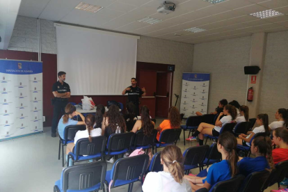 Aprendiendo voleibol en las aulas.