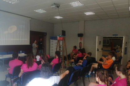 Los maestros muy cercanos con los alumnos.