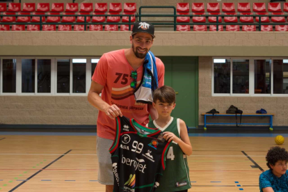 Fede Uclés les regaló una camiseta.